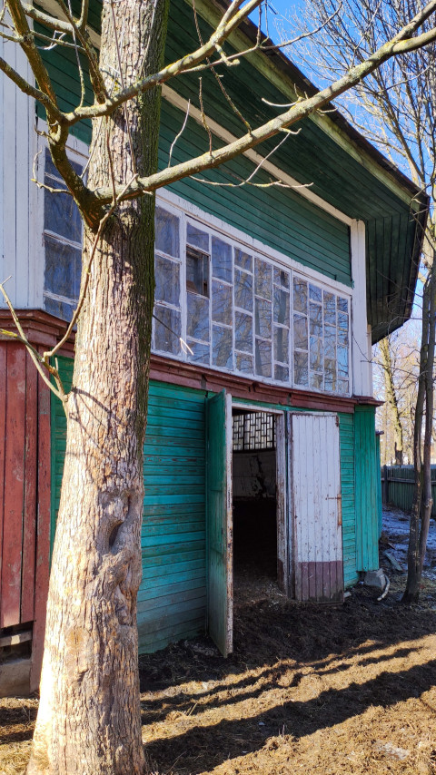 Ворота в конный манеж в солнечное время дня