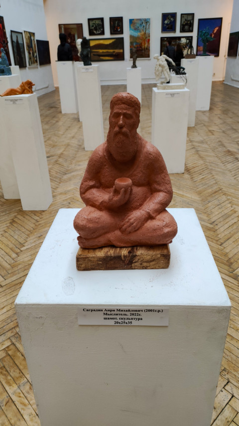 Скульптура «Мыслитель» на выставке в художественной галерее
