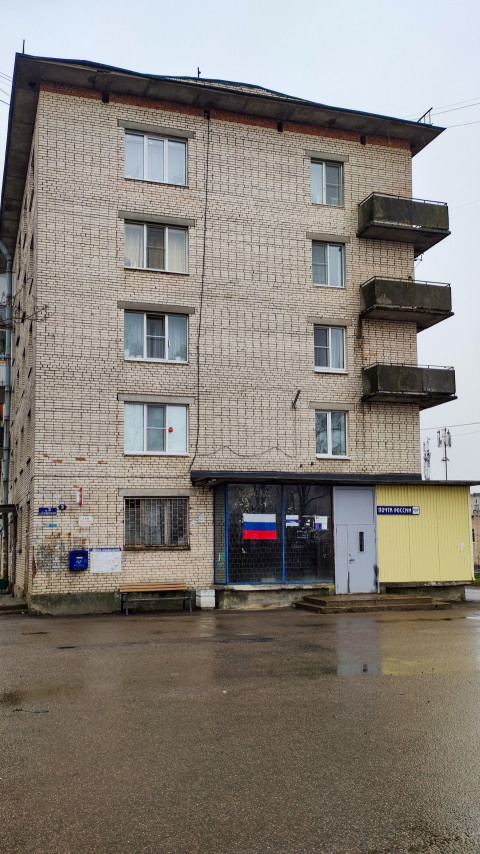 Пятиэтажное здание с балконами