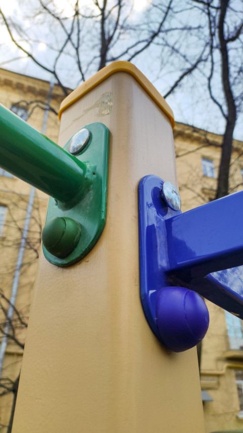 Крепление перекладин на детской площадке