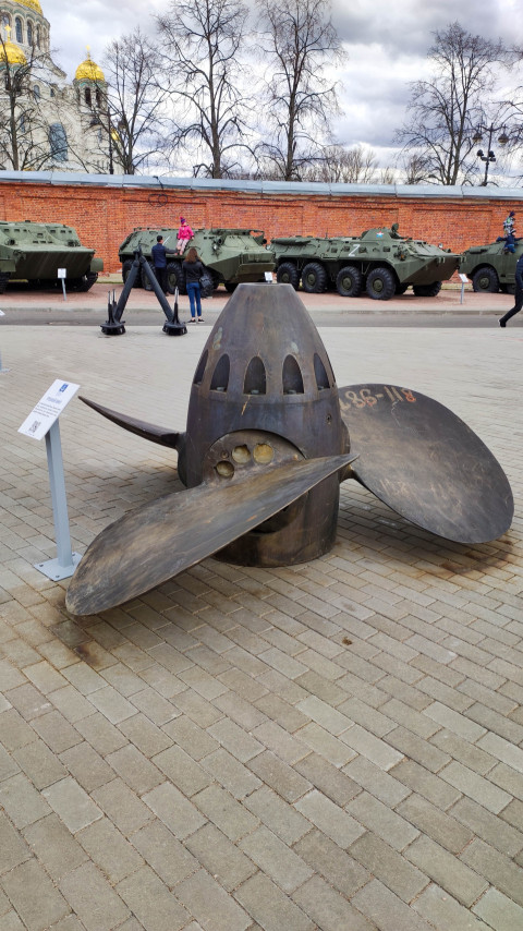 Гребной винт возле военной техники на выставке в Кронштадте