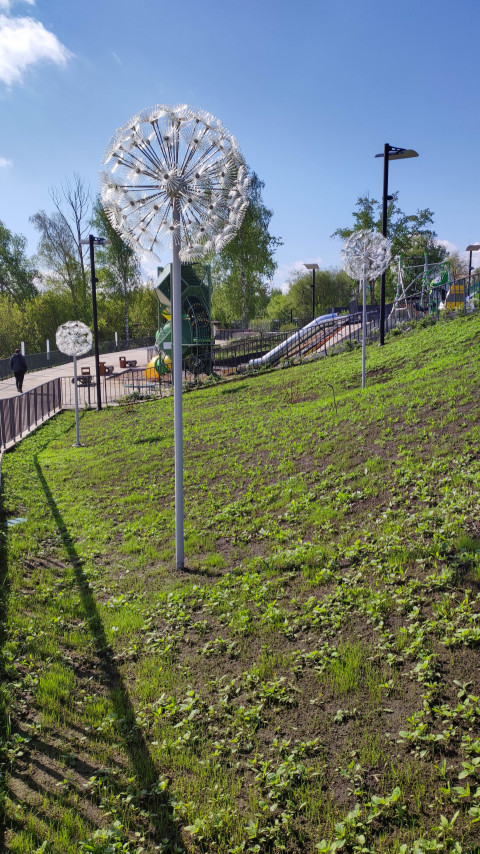 Лужайка с лампами в форме одуванчиков в Самаре