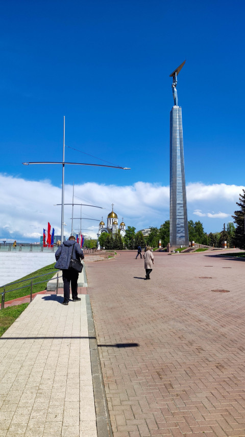 Монумент Славы в Самаре на фоне ясного неба