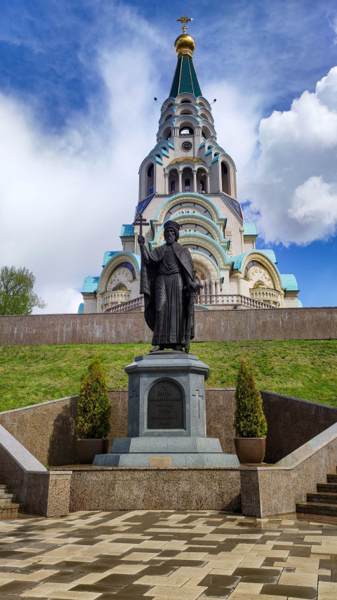 Памятник князю Владимиру на фоне Софийского собора в Самаре
