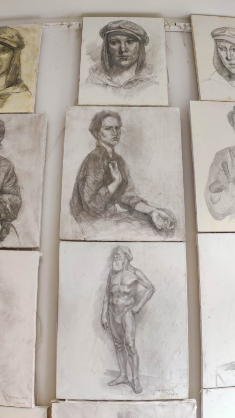Выставка рисунков, демонстрирующих разнообразие человеческих форм и выражений