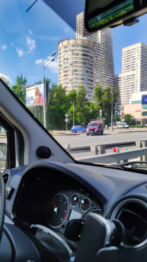 Вид на город с движущегося автомобиля
