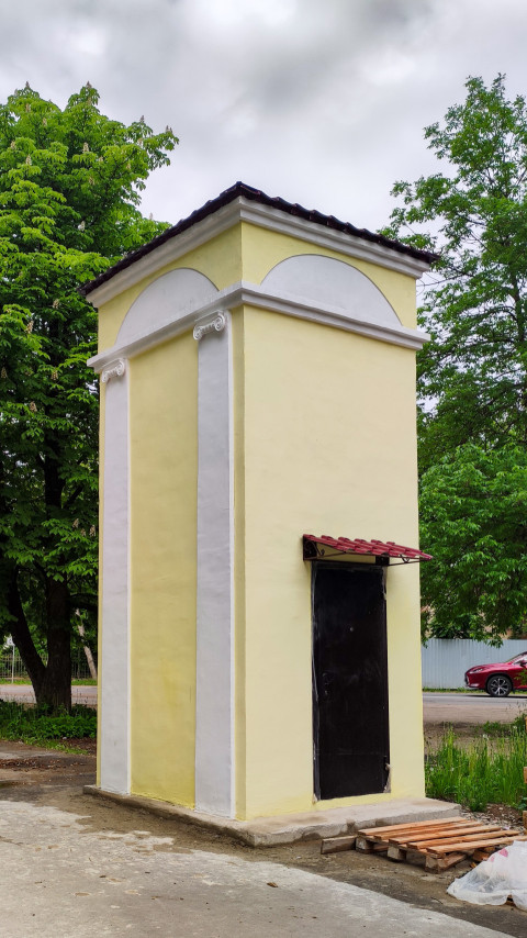 Правая башня у входа в парк культуры и отдыха в Порхове
