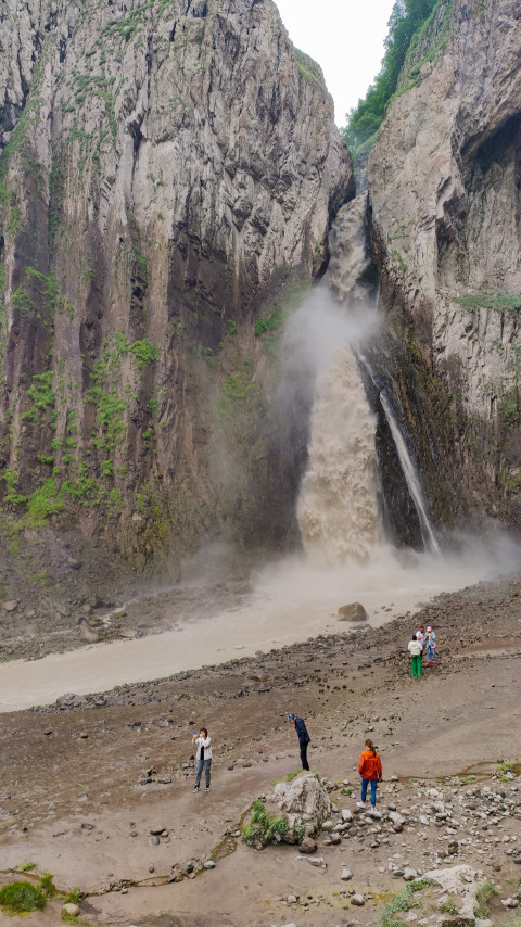 Водопад в горах с мощным потоком воды в летний день