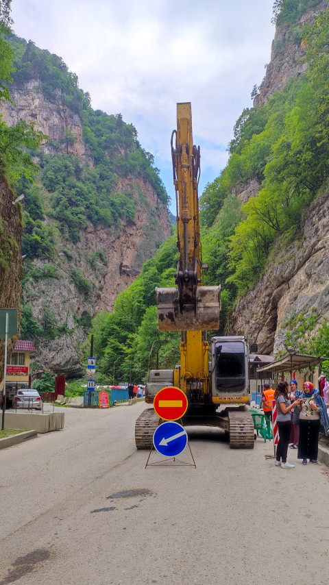 Экскаватор на дороге в Чегемском ущелье