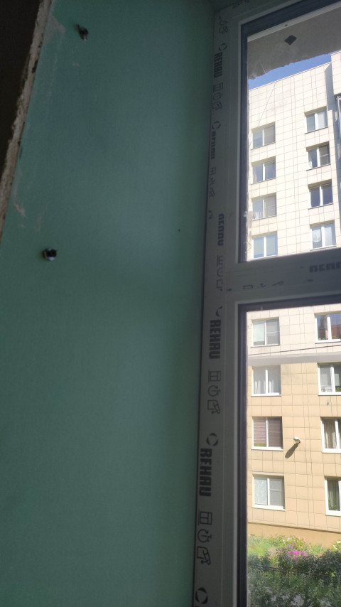 Часть окна, выходящего на улицу, в многоэтажном доме