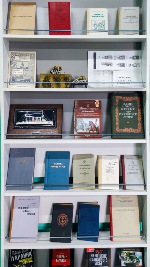 Общий вид военной книжной полки с уставами, макетами и памятками
