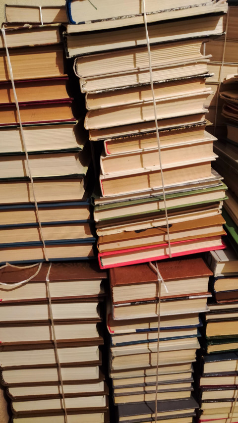 Крупный план перевязанных старых книг на шкафу