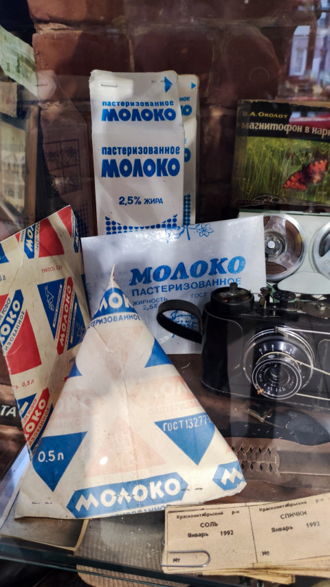 Советские упаковки молока и фототехника в витрине музея