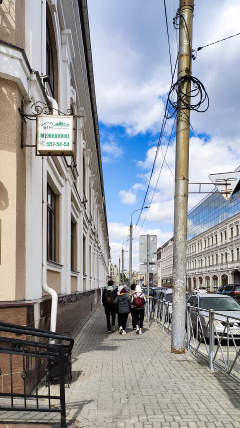 Здание БТИ на улице Гоголя в Казани с указателем межевания