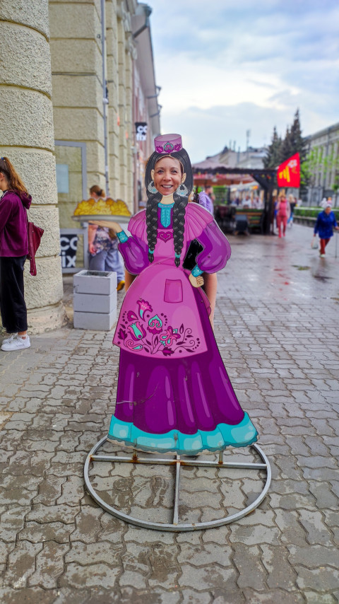 Фото-зона с фигурой девушки в татарском костюме