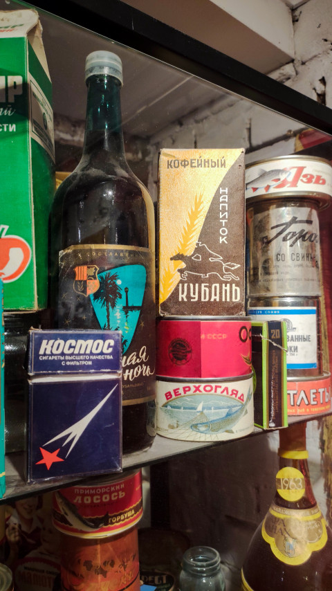 Советские упаковки продуктов в музейной витрине