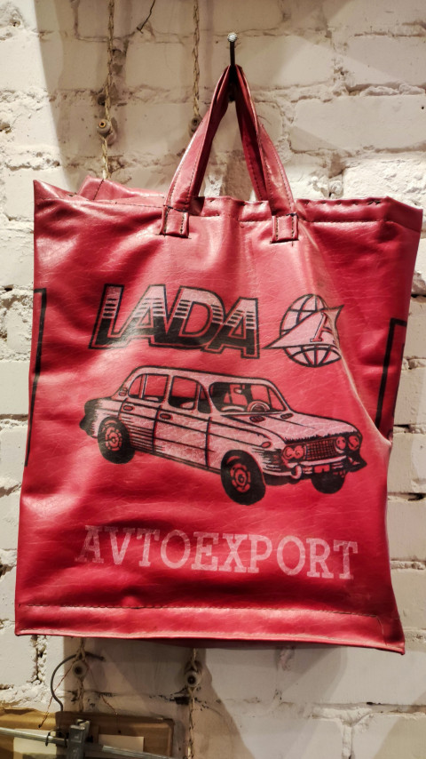 Красная сумка с изображением автомобиля Lada и логотипом Avtoexport