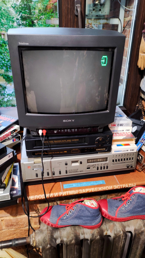Телевизор Sony Trinitron и видеомагнитофон с VHS-кассетами в музее