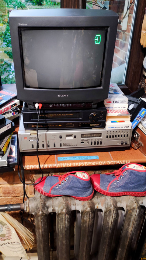 Винтажный телевизор Sony Trinitron с видеомагнитофоном и усилителем