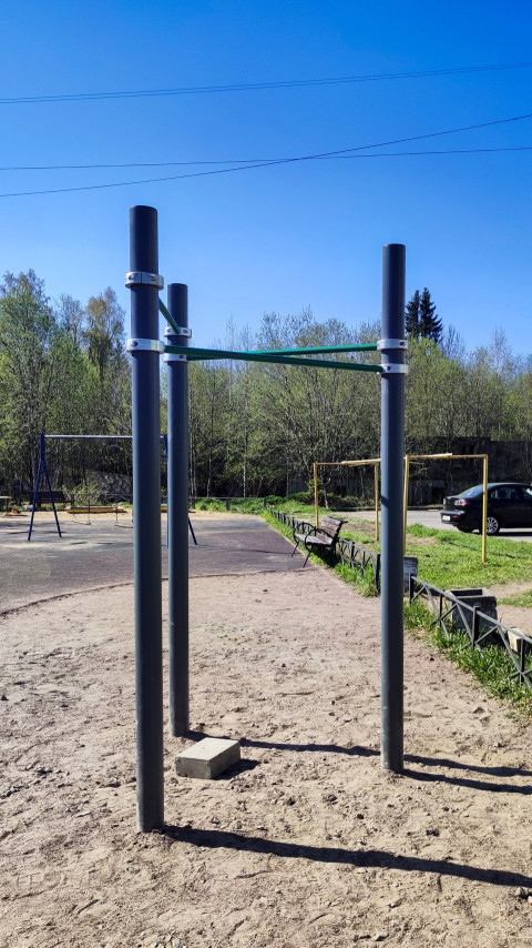 Уличный турник для подтягиваний на спортивной площадке