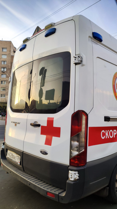 Скорая помощь Ford Transit на городской улице