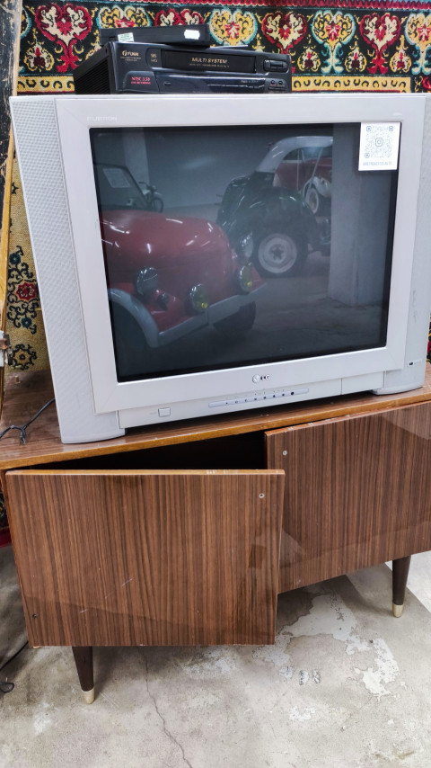 Телевизор LG и видеомагнитофон Funai на деревянной тумбе