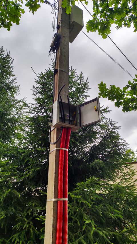 Электрощит на опоре с подведёнными кабелями