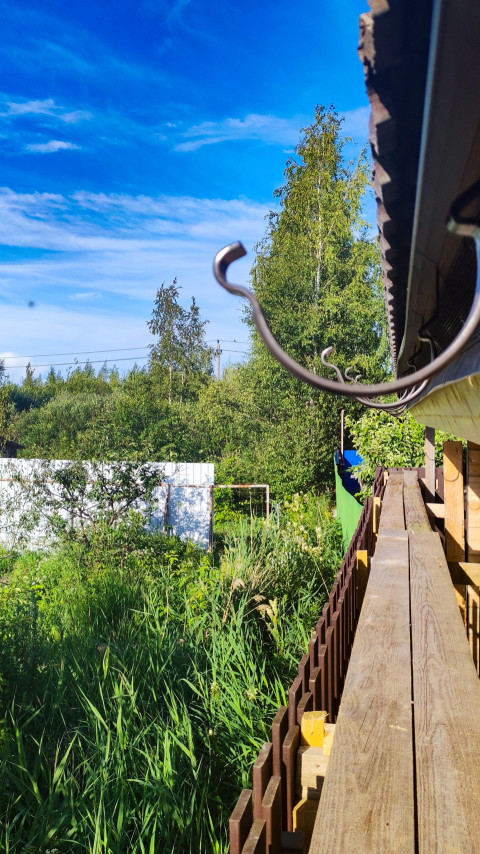 Вид вдоль карниза с установленными кронштейнами под водосток