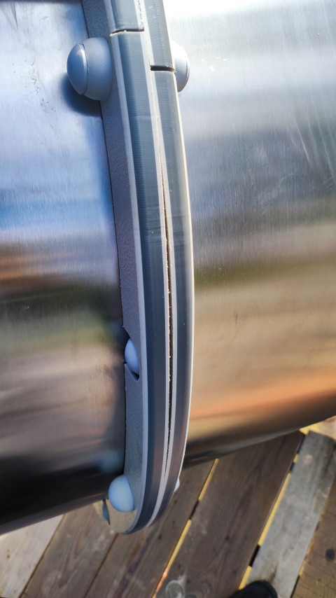 Стык металлических элементов горки с защитной накладкой