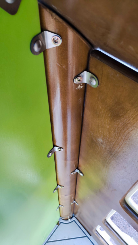 Крепления панелей игрового комплекса с внутренней стороны