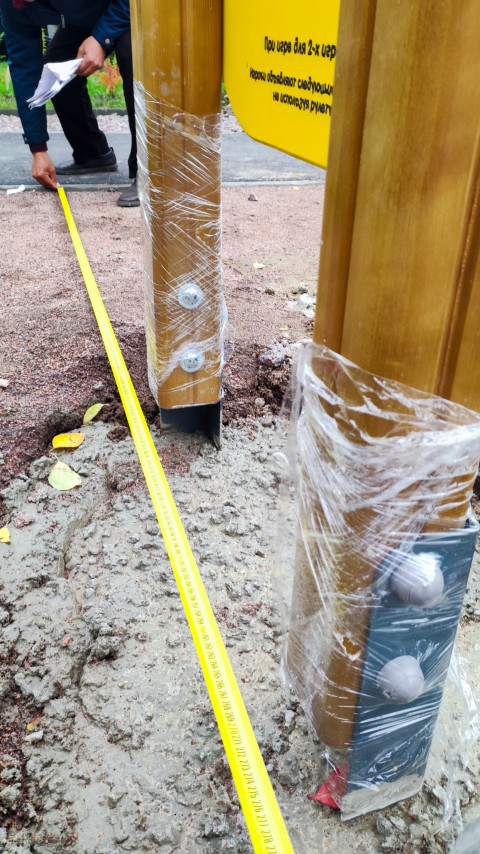 Проверка расстояния между опорами игрового комплекса рулеткой