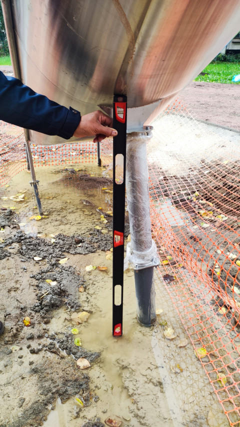 Проверка вертикальности опоры горки строительным уровнем