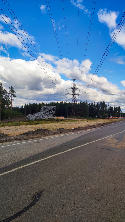 Опора ЛЭП и конструкция новой линии у трассы