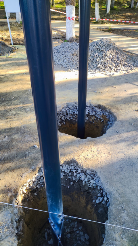 Металлические опоры в котлованах при благоустройстве