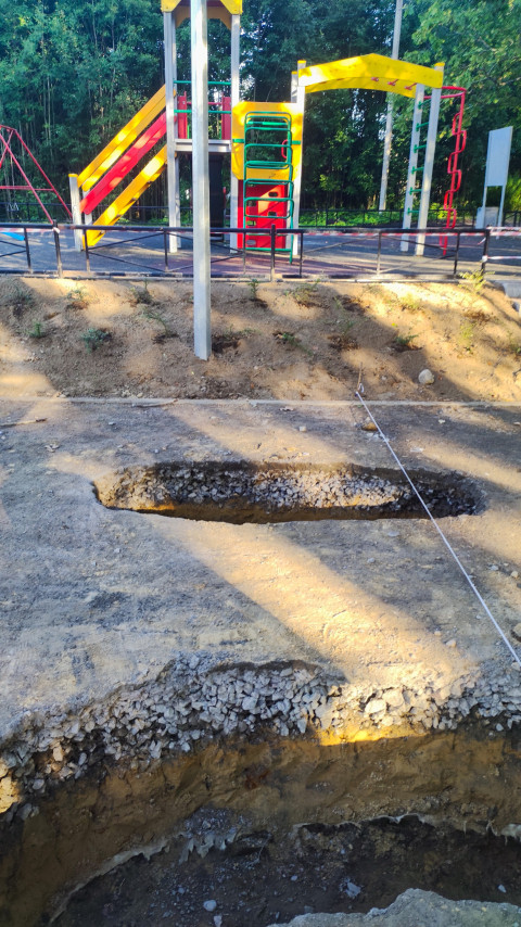 Котлован возле детской площадки