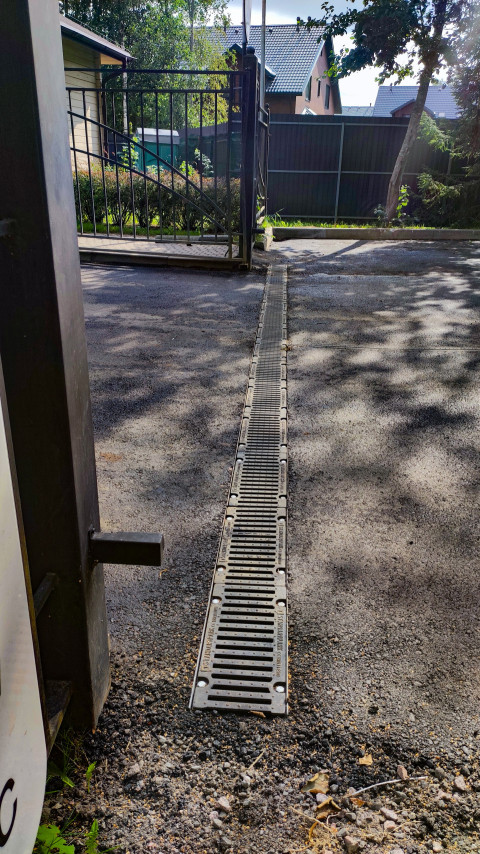 Ливневая решётка у въезда на участок