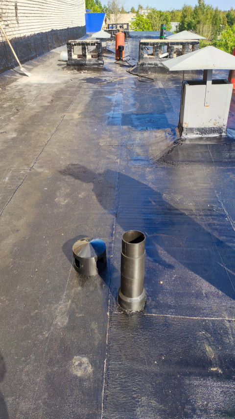 Установка вентиляционных труб на плоской крыше