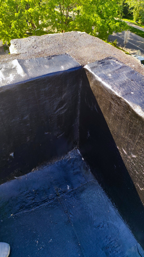 Угол плоской крыши с обработкой рулонным покрытием