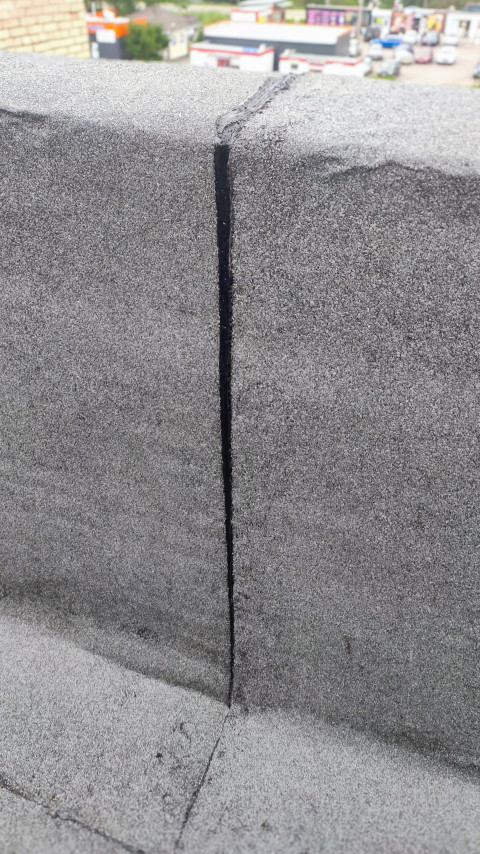 Вертикальный шов на парапете плоской кровли