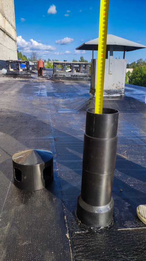 Замер высоты вентиляционной трубы на крыше