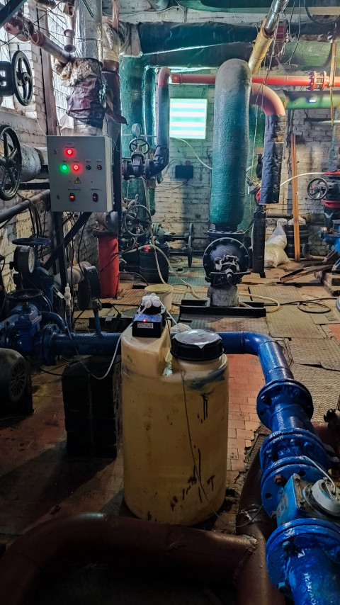 Помещение насосной станции с водомером и трубопроводами