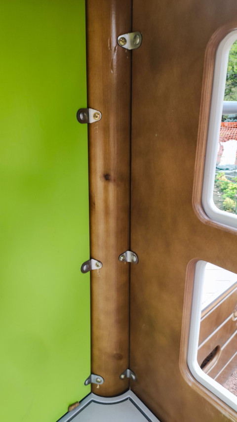 Угловое соединение панелей с контрастными цветами