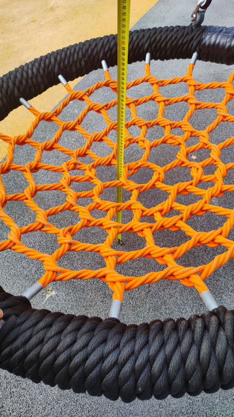 Измерение высоты подвеса канатного качеля на детской площадке