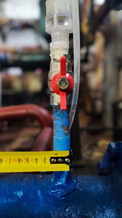 Замер резьбового участка трубопровода с вентилем