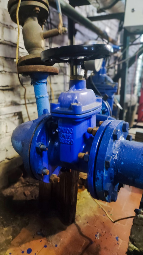 Запорная арматура DN100 на трубопроводе