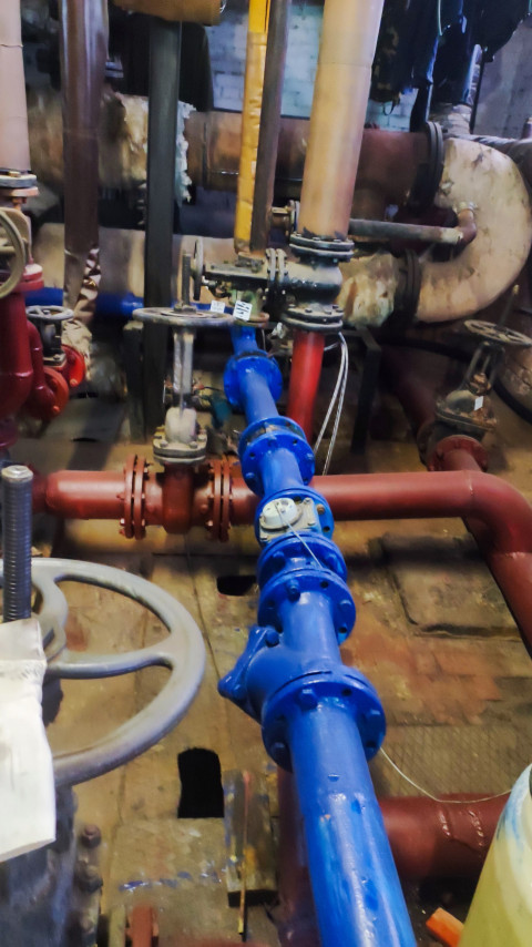 Участок трубопровода с шаровым краном в тепловом узле