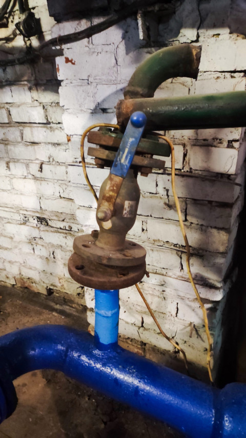 Запорная арматура на трубопроводе с ручным приводом