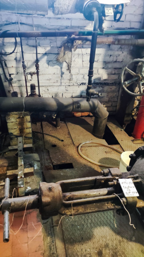 Узел трубопроводов в техническом помещении с запорной арматурой