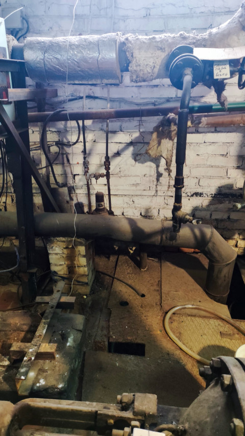 Коммуникационный участок трубопровода с повреждённой теплоизоляцией