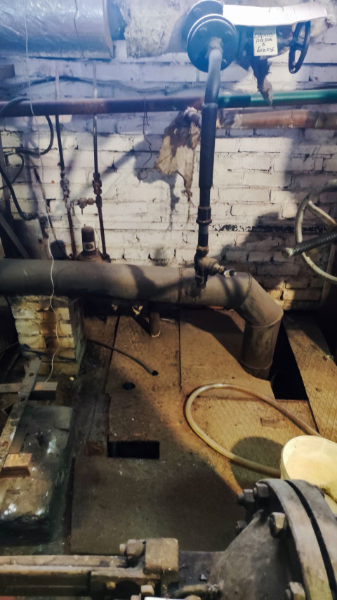 Узел системы отопления с запорной арматурой и трубопроводом